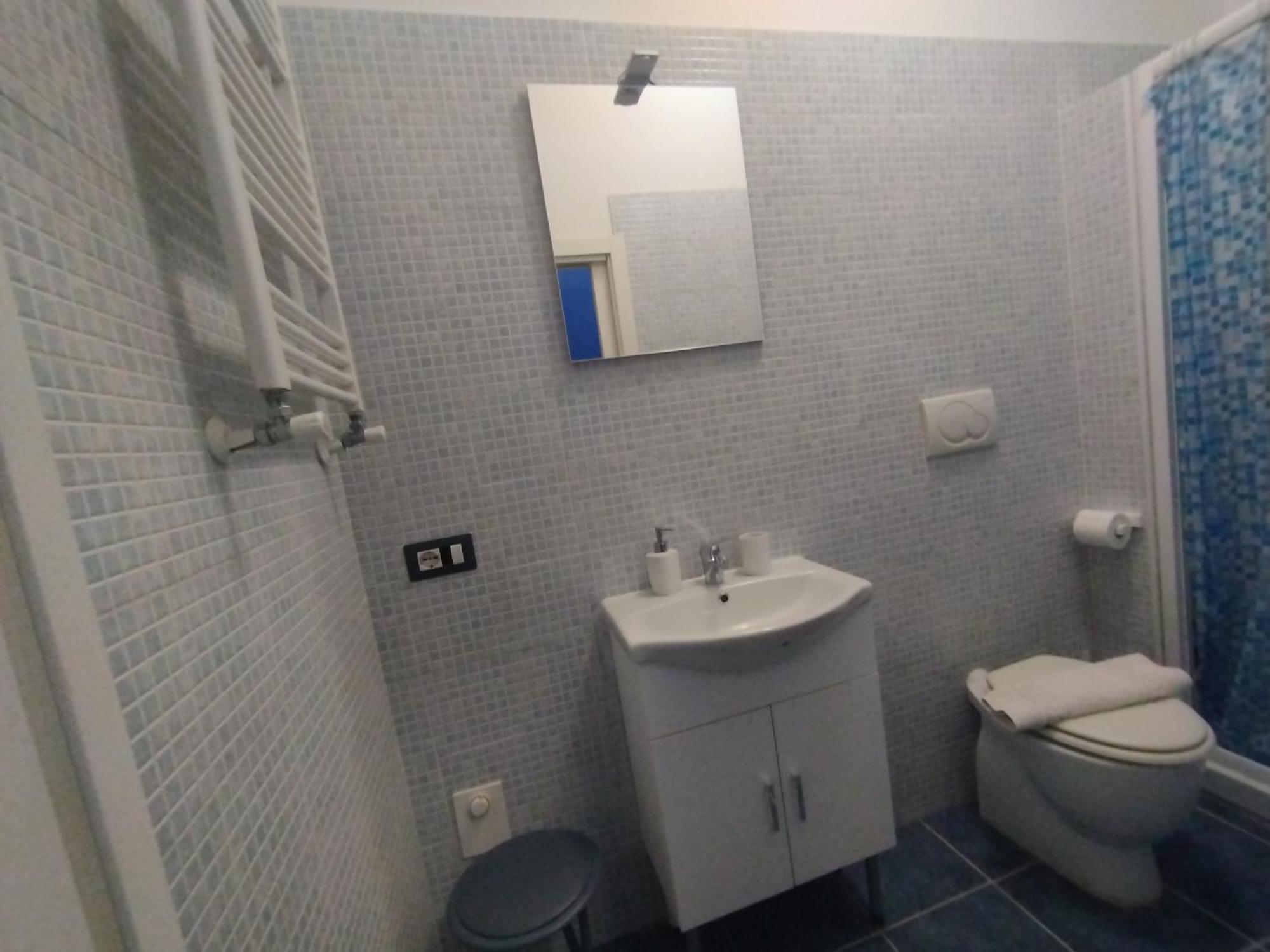 Adriatic Room 50 M Dalla Stazione Ferroviaria Di Ciampino E Dalla Navetta Aeroportuale Ngoại thất bức ảnh